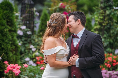 couple portrait in the gardens of white oaks