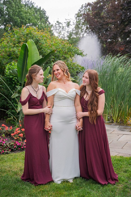 bride with her daughters