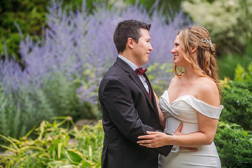 bride and groom with white oaks garden