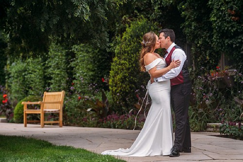 wedding couple kissing at botanical gardens