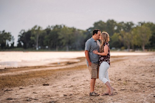 couple kissing at waverly beach