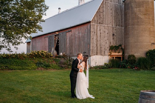 couple kissing