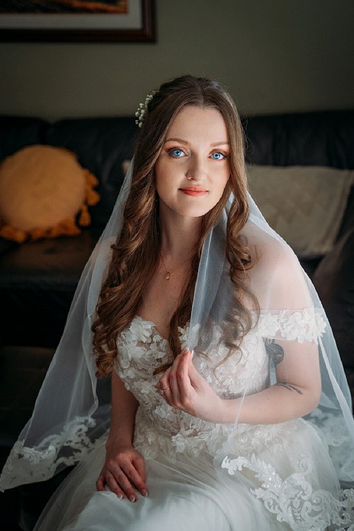 bridal portrait with veil and blue eyes