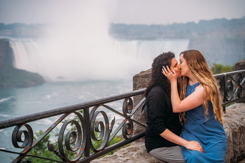 engagement couple kissing at niagara falls