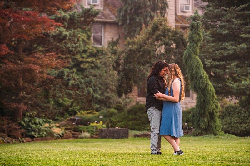 couple at botanical gardens