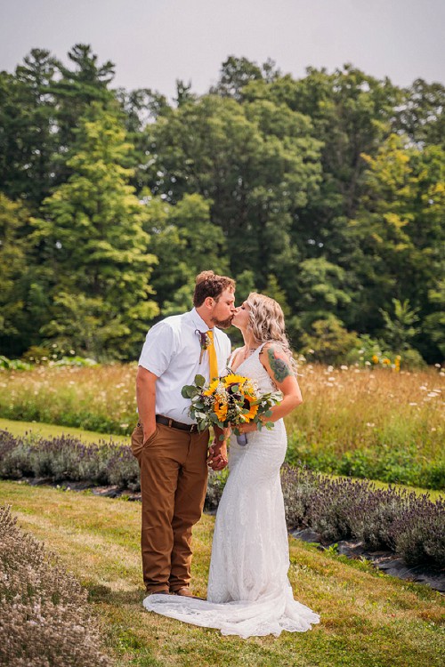 couple kissing 