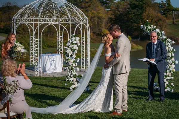 wedding ceremony first kiss sue ann estate winery