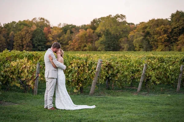 niagara vineyard wedding photos sue ann winery