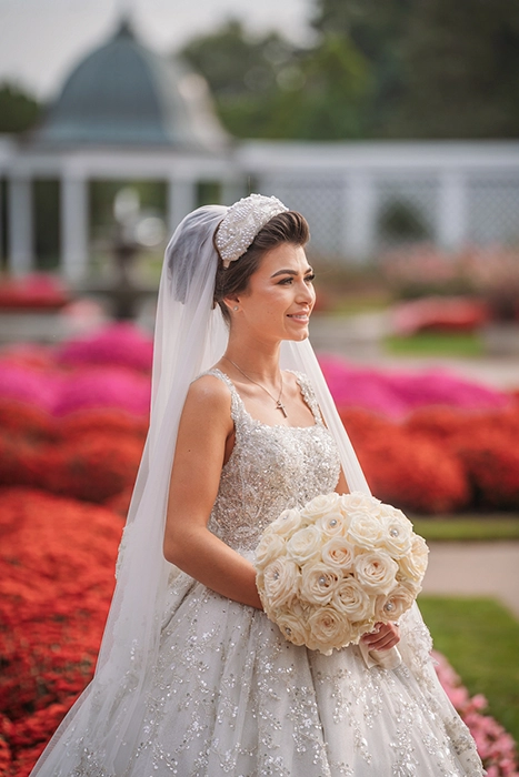 bride portrait at rose garden in niagara falls