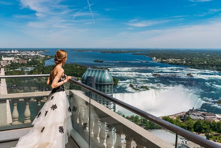 bride at the Hilton suite in Niagara Falls