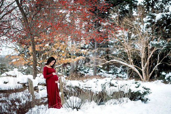 snow maternity photo in snow