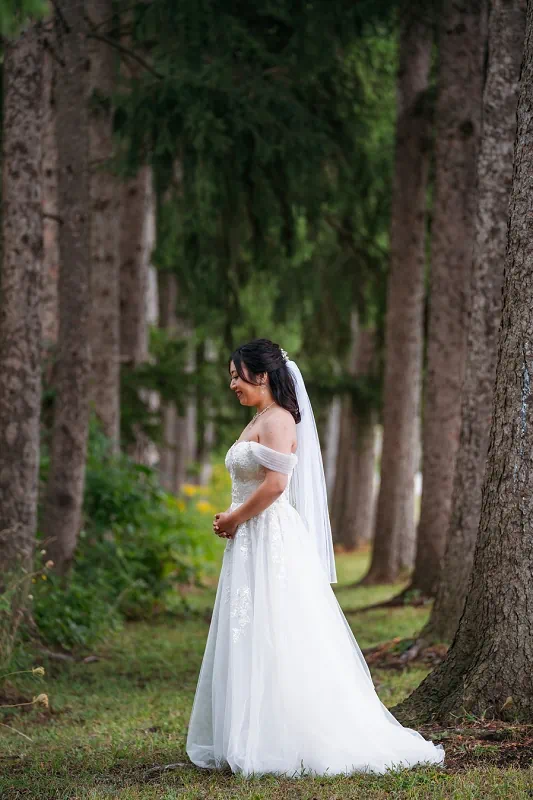 bridal portrait at the botanical gardens in niagara falls