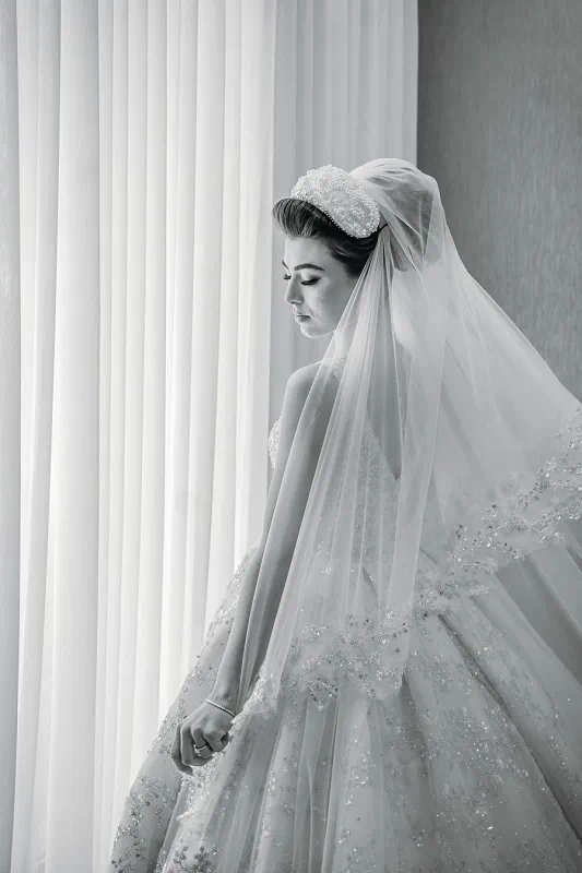 black and white bridal portrait in white oaks hotel room