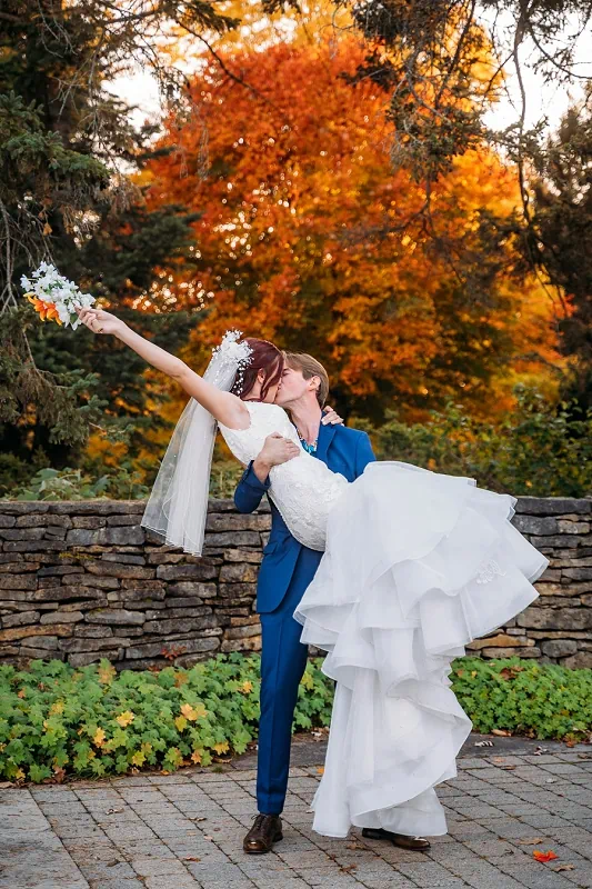 fall niagara wedding photography bride and groom kissing