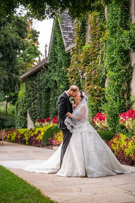 bride and groom kissing at botanical gardens